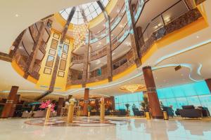 un vestíbulo de un hotel con un gran techo en Golden Ship Hotel en Riad