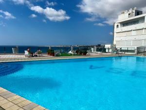 Bazén v ubytování Exclusives Apartment 10 meters to Ocean nebo v jeho okolí