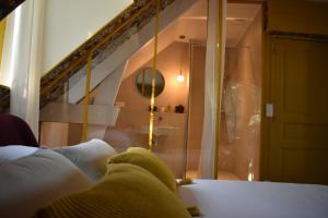 1 dormitorio con pared de cristal y escalera en La maison des champs , Chambres d'hotes , receptions, en Novillers-les-Cailloux