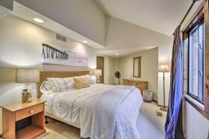 Postel nebo postele na pokoji v ubytování Lakefront Osage Beach Home with Community Pool! + 27 fotografií