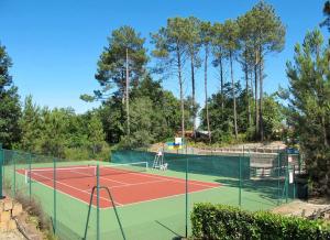 um campo de ténis com uma rede por cima em Village Océlandes em Saint-Julien-en-Born