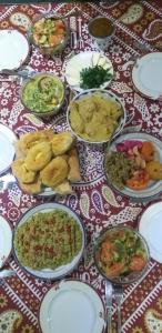 una mesa cubierta con platos de comida en una mesa en Betlemi25, en Tiflis