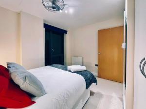 Katil atau katil-katil dalam bilik di Apartment in Colindale