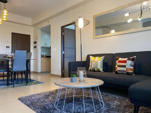 uma sala de estar com um sofá e uma mesa em Lower Penthouse Suite Lafayette Park Square Megaworld Blvd em Iloilo