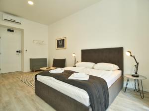 Posteľ alebo postele v izbe v ubytovaní Porta Downtown Apartments by Irundo
