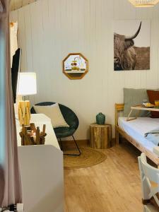 ein Schlafzimmer mit einem Bett und einem Schreibtisch mit einem Stuhl in der Unterkunft Serpolet - Studio - Sauna in Leysin