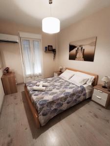 1 dormitorio con 1 cama con 2 toallas en Apartamento en centro histórico con garaje propio, en Jerez de la Frontera