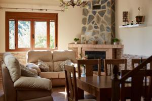 sala de estar con sofá y mesa en Casa Carrillo, en Iznájar