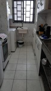 Virtuvė arba virtuvėlė apgyvendinimo įstaigoje Excelente apto em Caiobá a 3 quadras da praia!