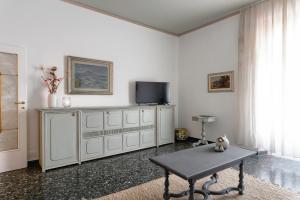 un soggiorno con TV sopra un comò di Casa Marcella ... nature or culture? a Firenze