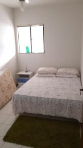 Een bed of bedden in een kamer bij Excelente apto em Caiobá a 3 quadras da praia!
