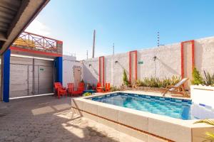 里奧阿查的住宿－Ayenda Cañaguate，一座房子后院的游泳池