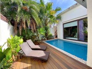 un patio con 2 sedie e una piscina di Mou Xia Villa a Wujie