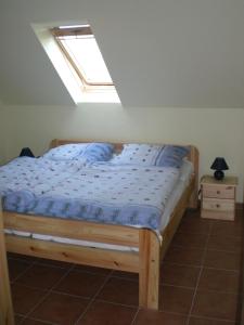 a bedroom with a bed with a skylight at Fewo Ückeritz in Ueckeritz