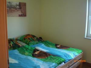 ein Bett mit zwei Katzen, die oben schlafen in der Unterkunft Fewo Ückeritz in Ückeritz