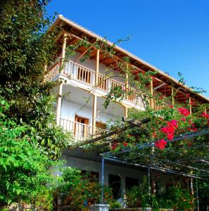 un edificio con un balcón con flores. en Maria Filippa Rooms, en Agios Nikitas