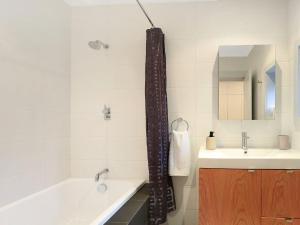 La salle de bains est pourvue d'une baignoire et d'un lavabo. dans l'établissement Lovett, à Mittagong