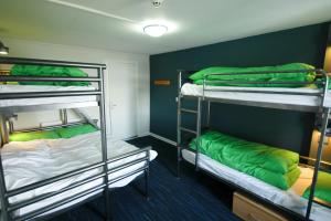 Двухъярусная кровать или двухъярусные кровати в номере YHA Poppit Sands