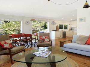 Una sala de estar con una mesa de cristal y sillas. en Poppy Cottage, en Exeter 16 fotos más