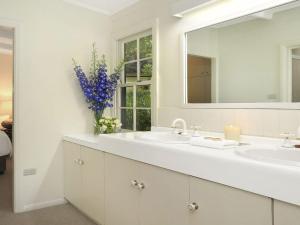 a bathroom with two sinks and a large mirror at Que Sera in Bowral