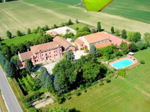 Pontecchio Polesine的住宿－Belvilla by OYO Villa Romana Due，享有带游泳池的大房子的空中景致