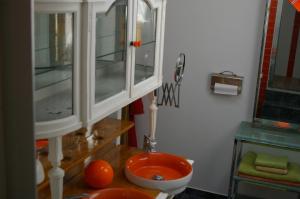 uma casa de banho com um WC vermelho e um lavatório. em La Maison Rouge em Paris