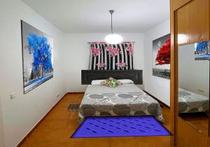 1 dormitorio con 1 cama en el centro de una habitación en Don Quijote APARTAMENTS TPH Madrid, en Madrid