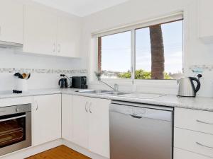 A kitchen or kitchenette at Surf Beach Views - quiet position, close to beach