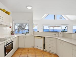 
A kitchen or kitchenette at Tilbury Breeze - ocean views, comfort and style
