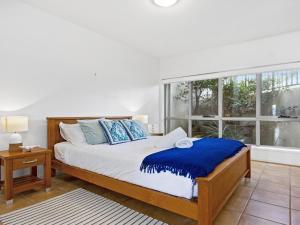 
A bed or beds in a room at Tilbury Breeze - ocean views, comfort and style
