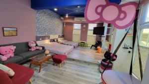 台南的住宿－淺草33，客厅配有带粉红色熊的沙发