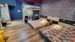 台南的住宿－淺草33，一间卧室配有两张床和一张双层床。