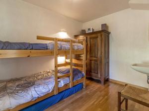 Appartement La Clusaz, 3 pièces, 4 personnes - FR-1-304-161にある二段ベッド