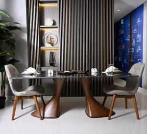 uma sala de jantar com mesa e cadeiras em Smart Living Villa no Dubai