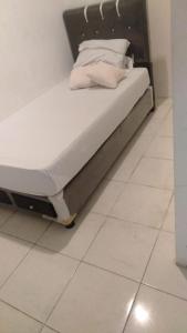Postel nebo postele na pokoji v ubytování Ancol Homestay
