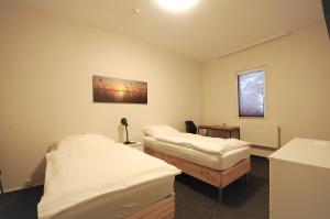 une chambre à l'hôpital avec deux lits et une fenêtre dans l'établissement Hotel Haus Isenburg, à Neu-Isenburg