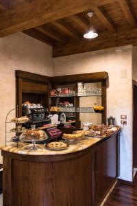 una cucina con bancone e cibo di Antica Terrazza Frascati a Frascati