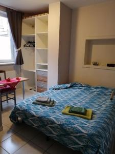デ・パンネにあるVakantie Aan Zeeのベッドルーム1室(ベッド1台、タオル2枚付)