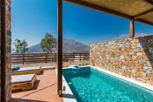 Villa con piscina con montañas de fondo en Galini Luxury Homes, en Saktoúria