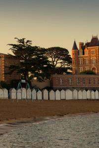 een groep surfplanken op het strand voor een kasteel bij Le Nessay in Saint-Briac-sur-Mer