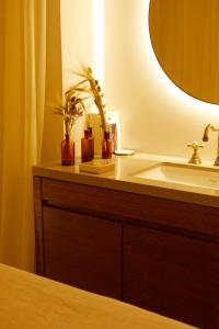 La salle de bains est pourvue d'un lavabo et d'un miroir. dans l'établissement Le Nessay, à Saint-Briac-sur-Mer