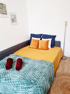 um quarto com uma cama com meias vermelhas em Le Vernonnais Chic, Gare Wifi Parking Giverny em Vernon