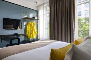 um quarto de hotel com uma cama e uma janela em Hôtel Palais De Chaillot em Paris