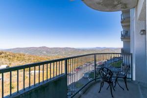 糖山的住宿－Handsome 2BR Condo with Gorgeous Views in Sugar Mountain! condo，阳台配有2把椅子和1张桌子,享有风景。