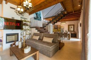 Una sala de estar con un sofá y una chimenea. en Galini Luxury Homes, en Saktoúria 44 fotos más