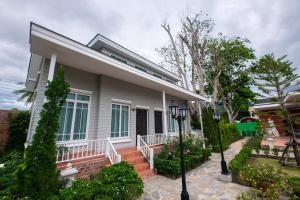 Casa blanca con porche y patio en Baroque Boutique Resort en Ranong