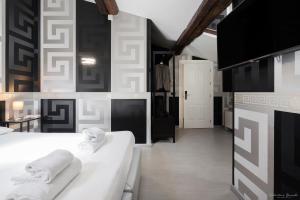Hotel Deco في فلورنسا: غرفة نوم بسريرين بيض عليها مناشف