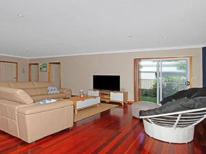 A seating area at Sandlewood Breeze - spacious entertainer