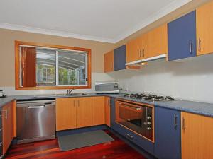 A kitchen or kitchenette at Sandlewood Breeze - spacious entertainer