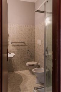 y baño con aseo y lavamanos. en Antica Terrazza Frascati, en Frascati
